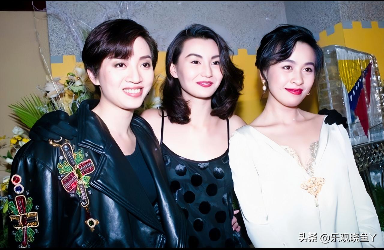 一九九一年，梅艳芳与张曼玉和刘嘉玲同框的合影。此时梅艳芳二十八岁，风华绝代。张曼