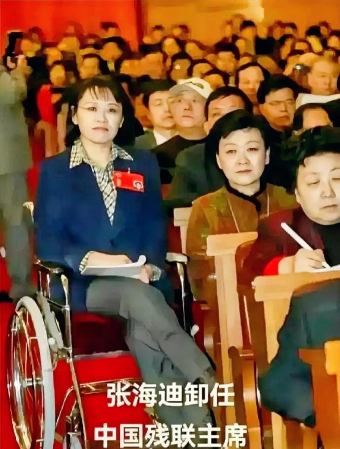 张海迪，今年68岁。
曾任中国残联主席。现任中国残奥委员会主席，中国作家协会第九