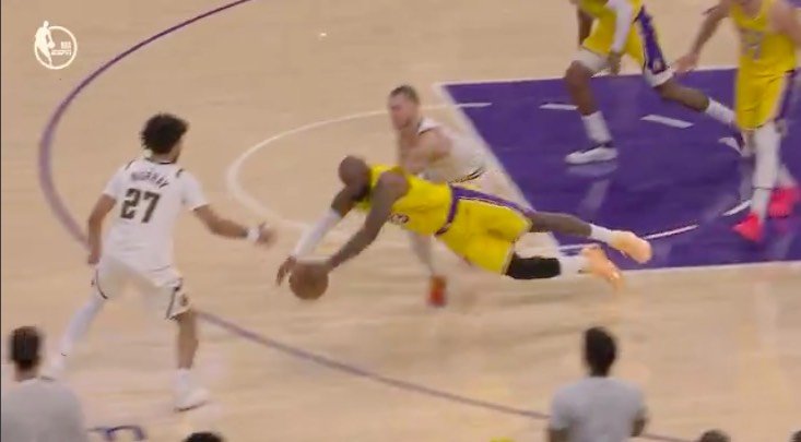 老詹今天是拼了！掘金vs湖人 詹姆斯鱼跃飞扑救球