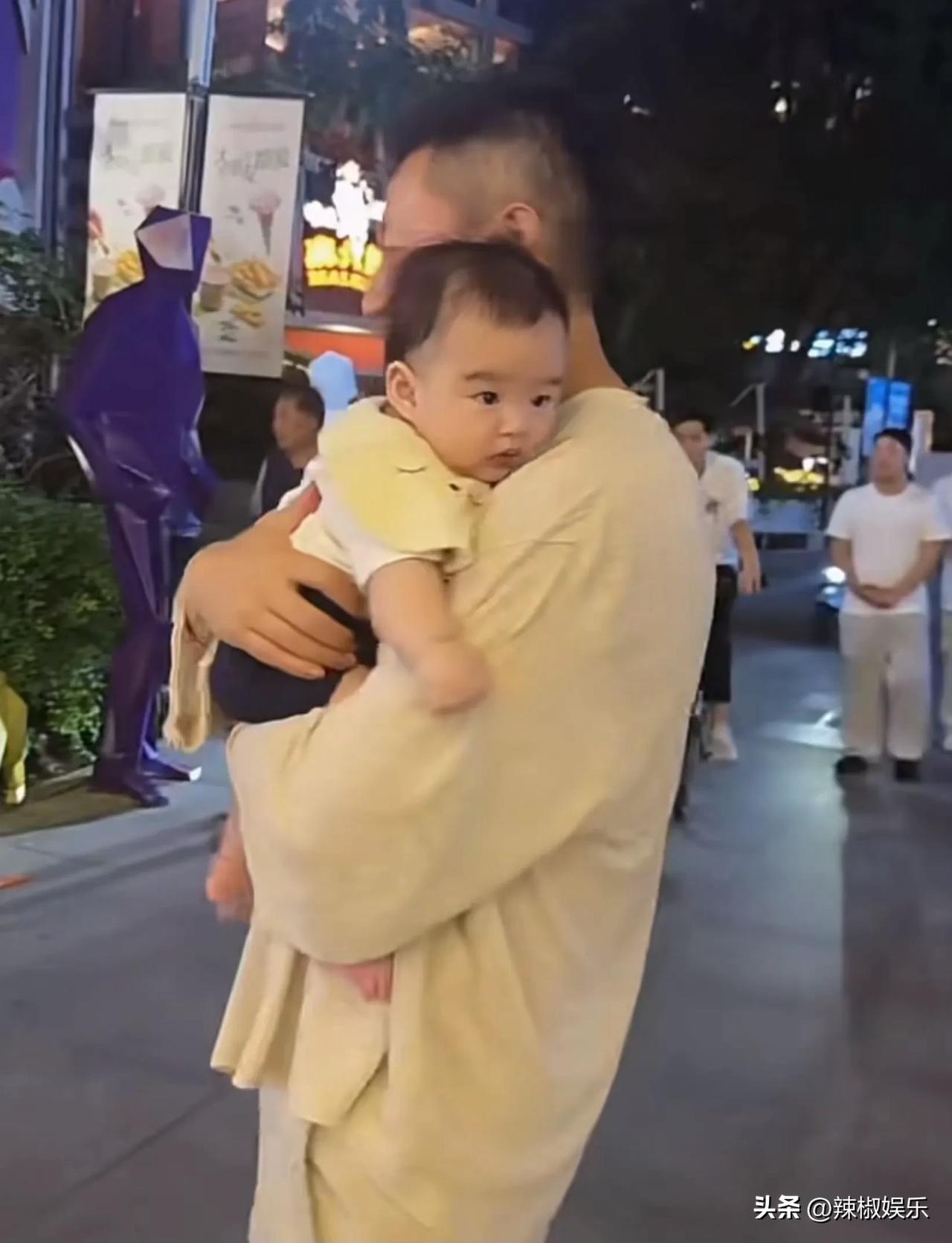 原来这张照片是汪小菲出差回来带马筱梅和儿子小汪宝巡视麻六记线下店时马筱梅拍摄下来