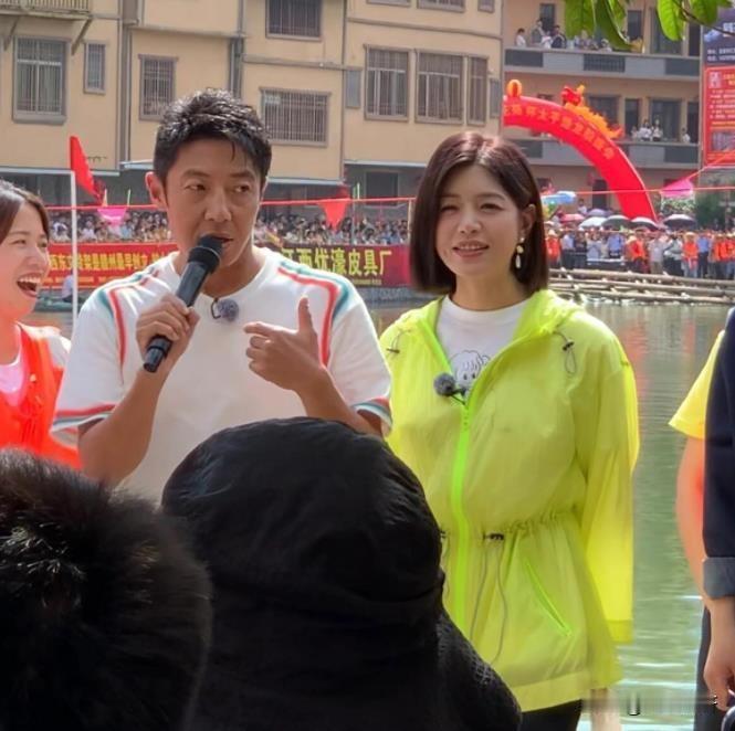 感情好着呢！陈晓陈妍希被曝离婚，女方录综艺被偶遇，手上还戴着婚戒，这是不是说明两