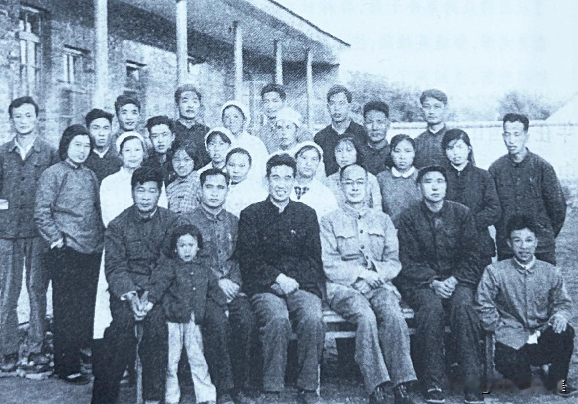 【老照片背后的故事176】
1957年，时任林县县委书记杨贵在全国山区生产座谈会