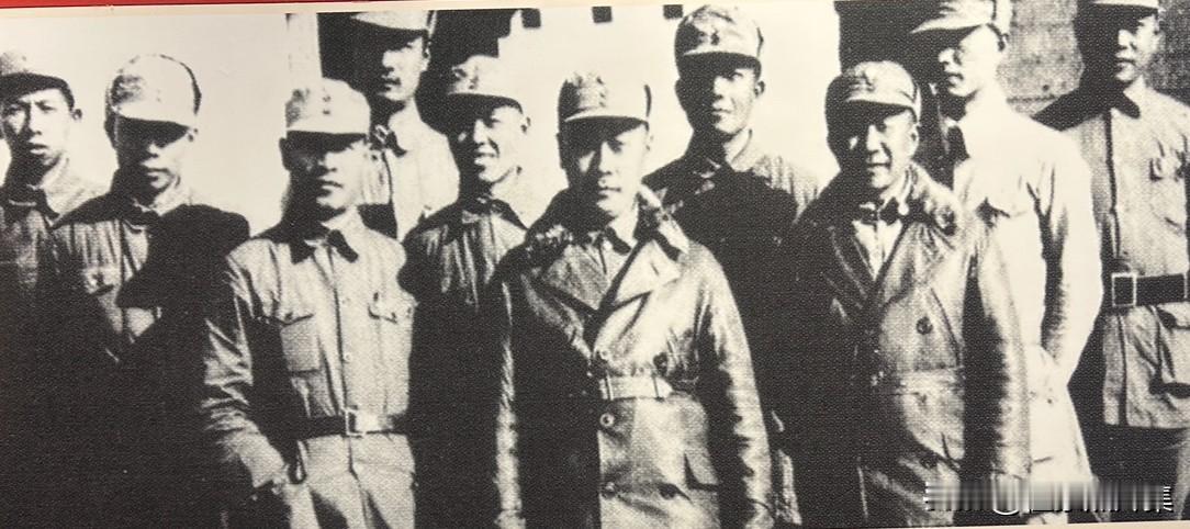 1941年11月，新四军代军长陈毅、副军长张云逸视察第四师，与四师九旅干部合影。