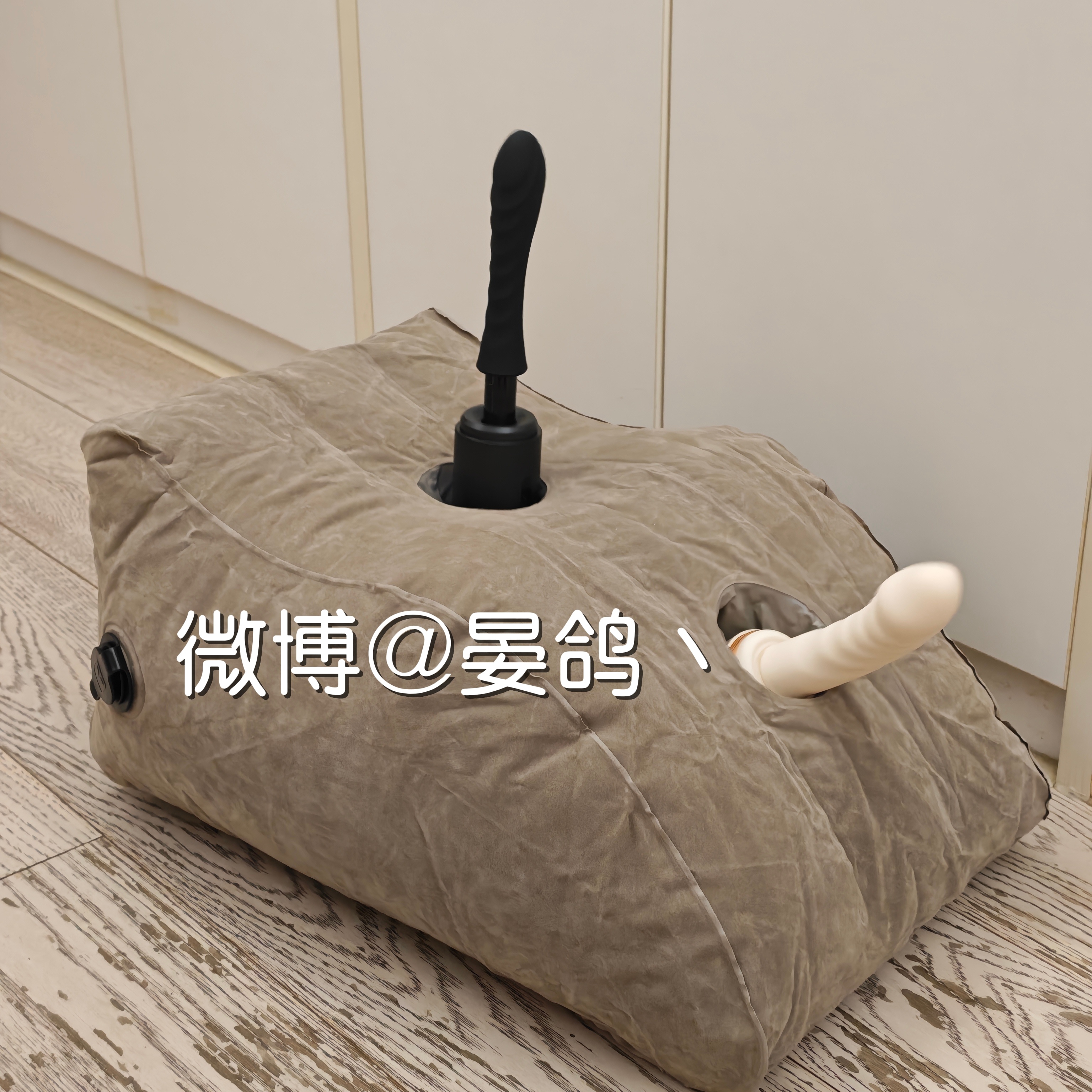 黑白双煞来也哈哈哈！（图里的是大秀3.0黑色和速巢米白色）因为刚才有客户宝宝在问