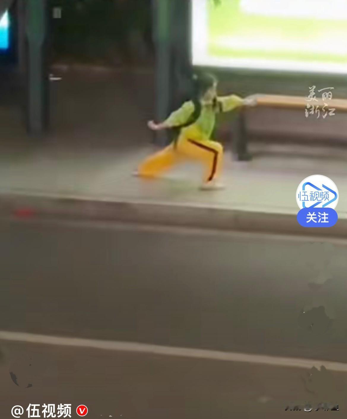 近日，嘉兴嘉善县第二实验小学三年级的小女孩在公交车站前，利用等公交车的时间练习武