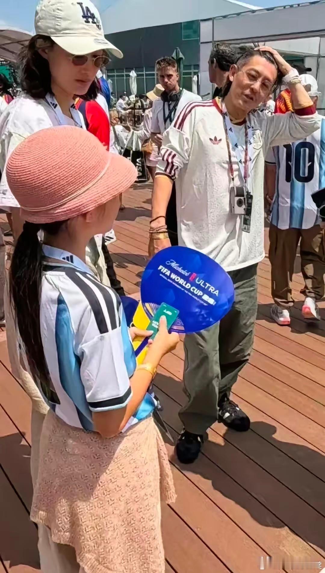 陈冠希、秦舒培一家三口现身看世界杯，秦舒培真年轻，和老公同框，都快有辈分感了。 