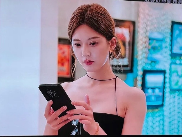 弹幕：这脖子上挂个绳子都好看…图一弹幕：这脖子上挂个绳子都好看图二两姐妹虽然长得