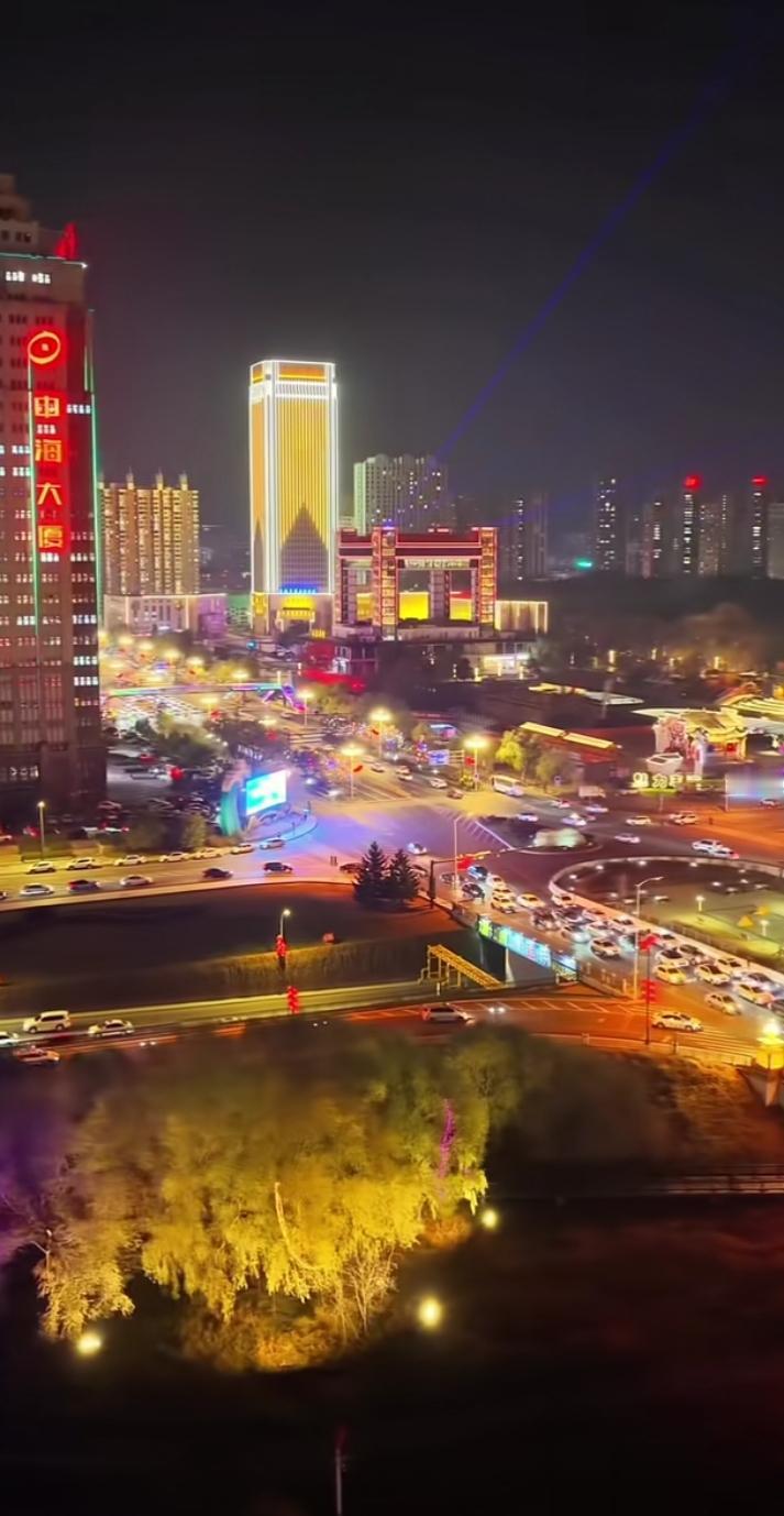 上联：抬头望月月不语，
下联：把酒言欢欢有声。
抬头望月，
清辉无言。
老友相约