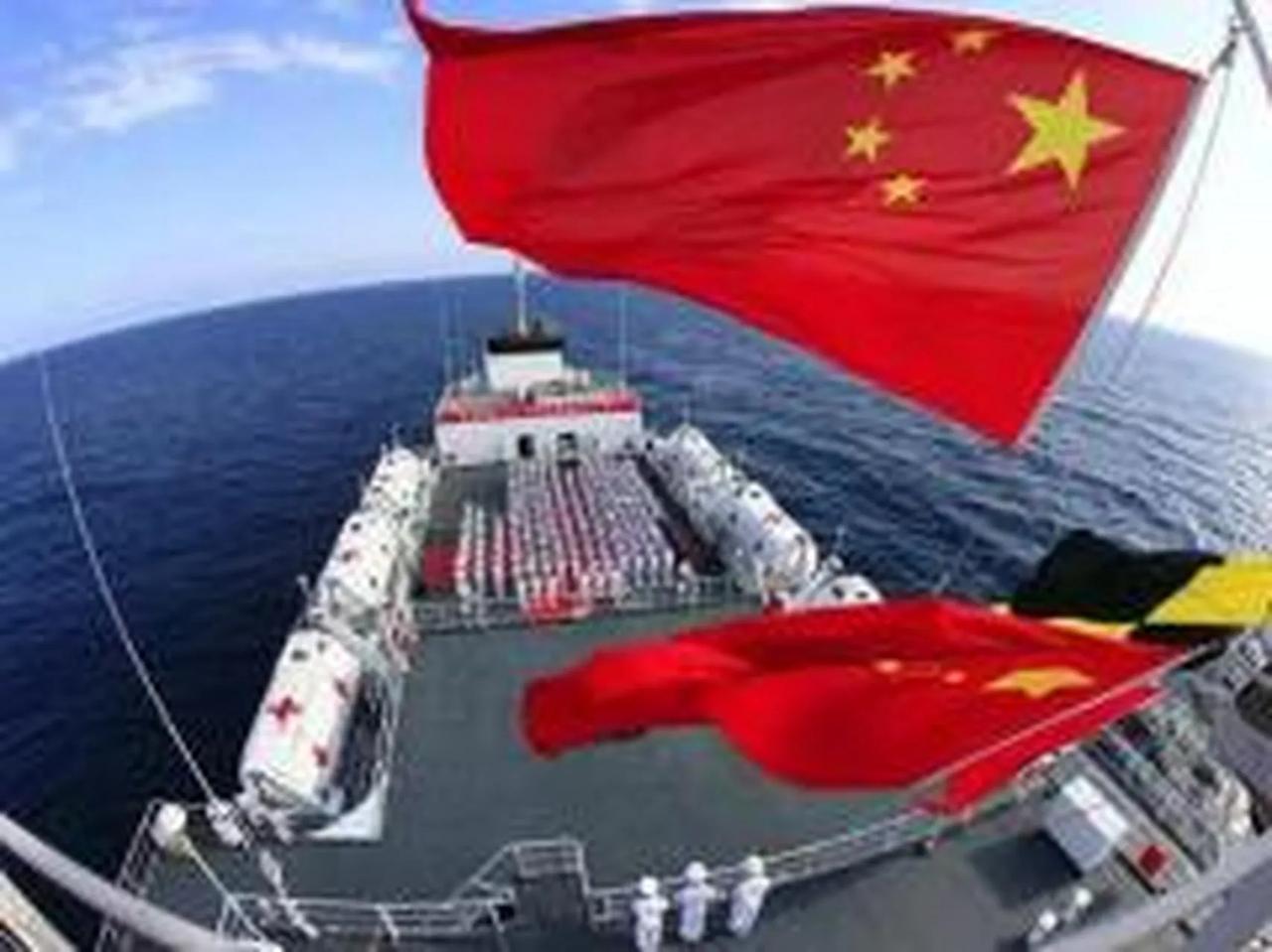 一百年前，长江上跑的中国船，烟囱上飘的却是法国旗。
 
重庆聚福洋行的船最显眼，