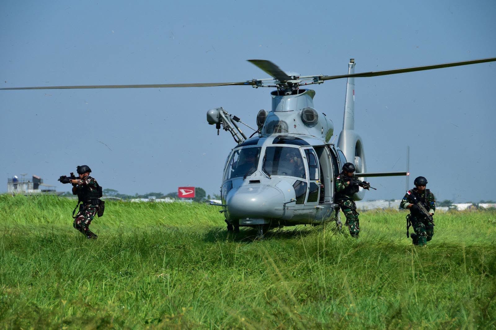 印尼海军陆战队员搭乘AS565“黑豹”直升机在雅加达/唐格朗(Tangerang