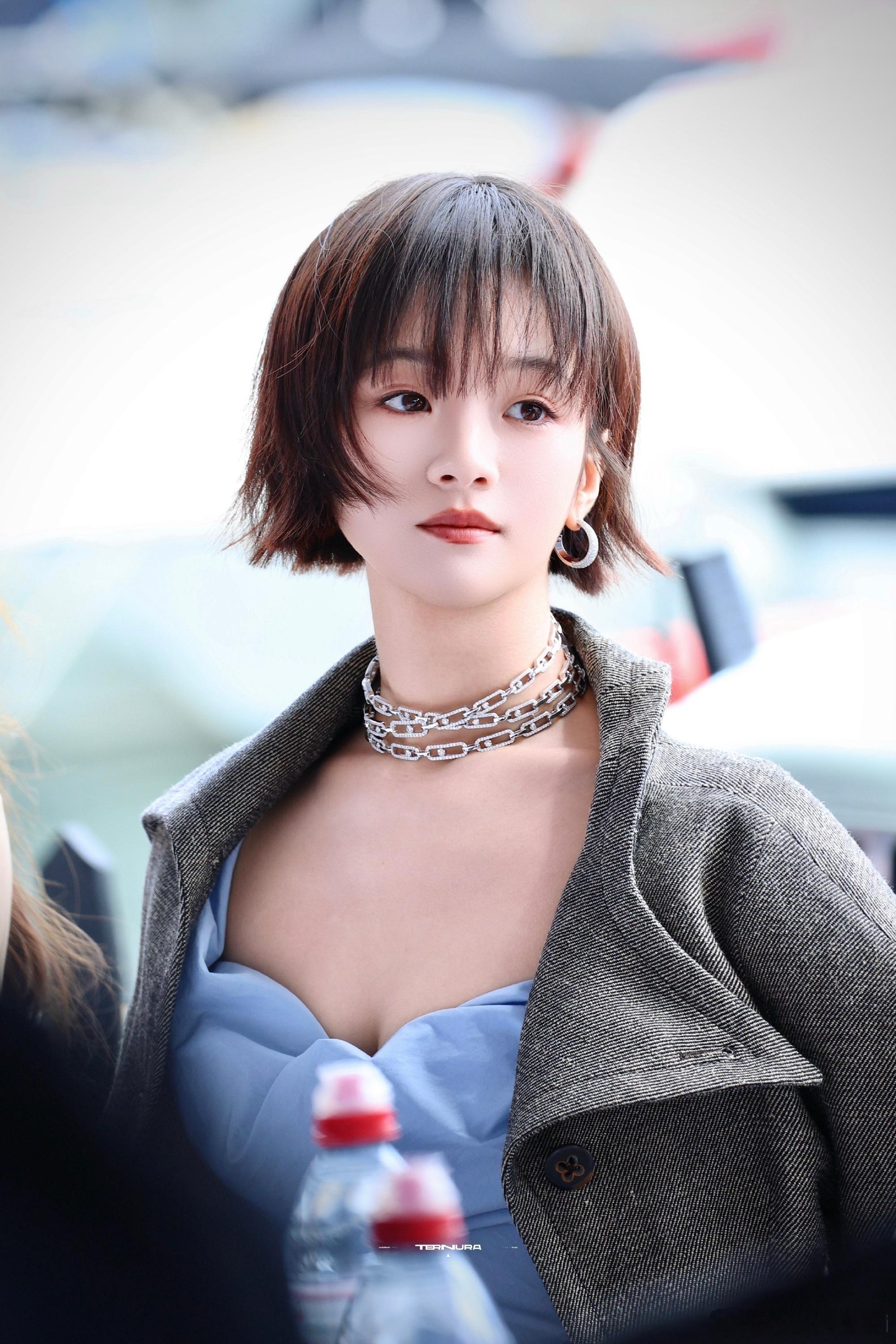 李庚希戛纳英文致辞红毯之上从容自若，李庚希戛纳英文发言自信大方，流利表达尽显修养