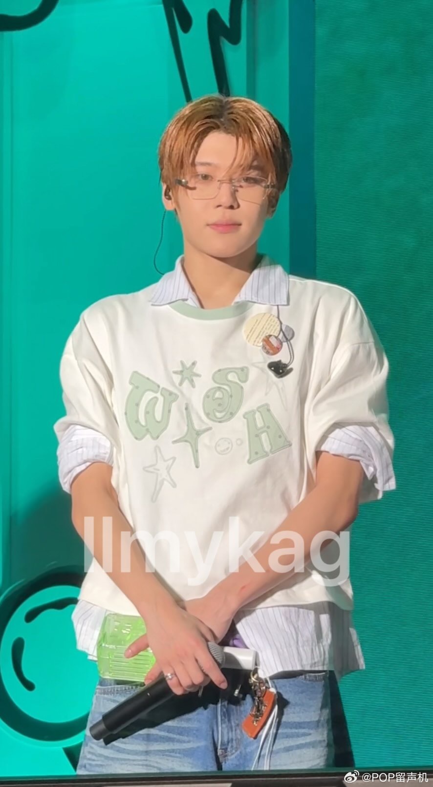 大哥哥你是一点都不理我啊～大舞台第一排 手机挂着专属姓名牌 手里拿着饭撒牌拼命喊