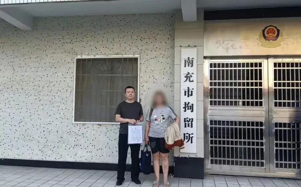 一女子半夜和陌生男子出去吃饭喝酒，没想到对方中途逃跑，也不接女子电话，女子十分气