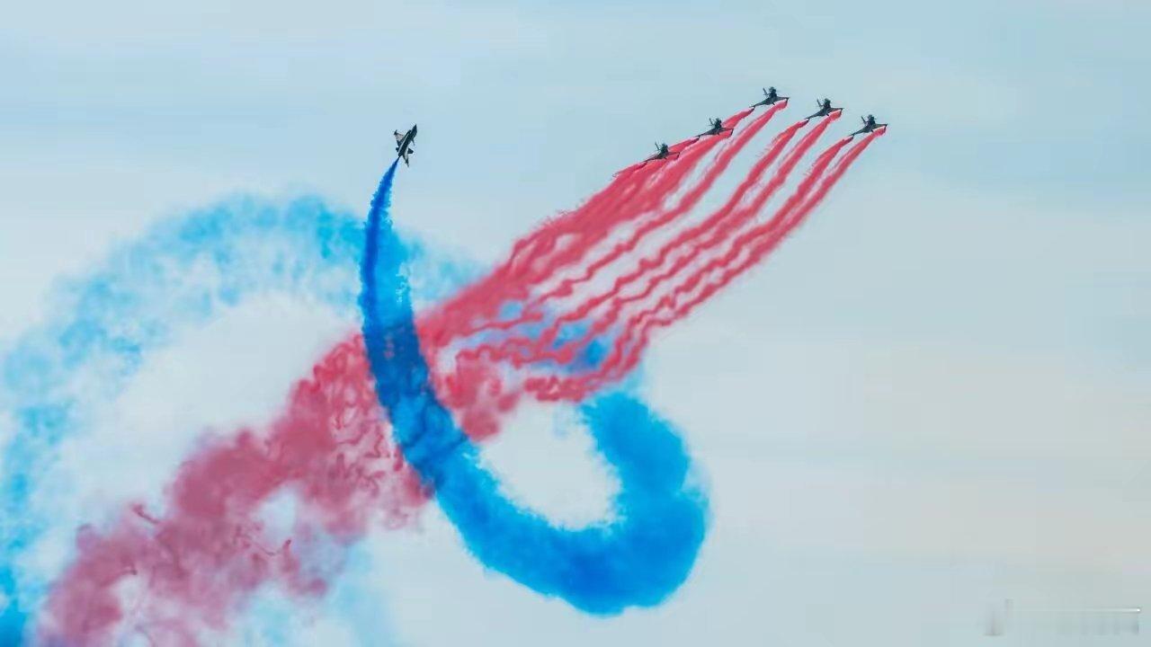 七十六载风云激荡，七十六载铁血荣光。一架架战鹰呼啸苍穹，一道道航迹划过天际，人民