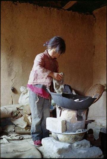 古书上记载，陕西某地有一个村妇，十分勤劳，但日子却过得很辛苦，不过，她为人十分善