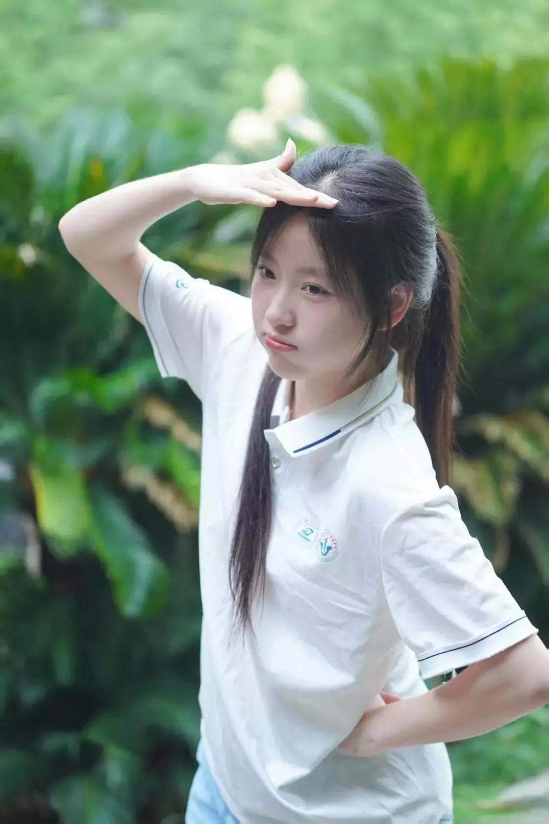 武汉大学校花，清纯风穿搭，颜值身材太逆天了，太美了！清纯女学生穿搭 武汉大学的风