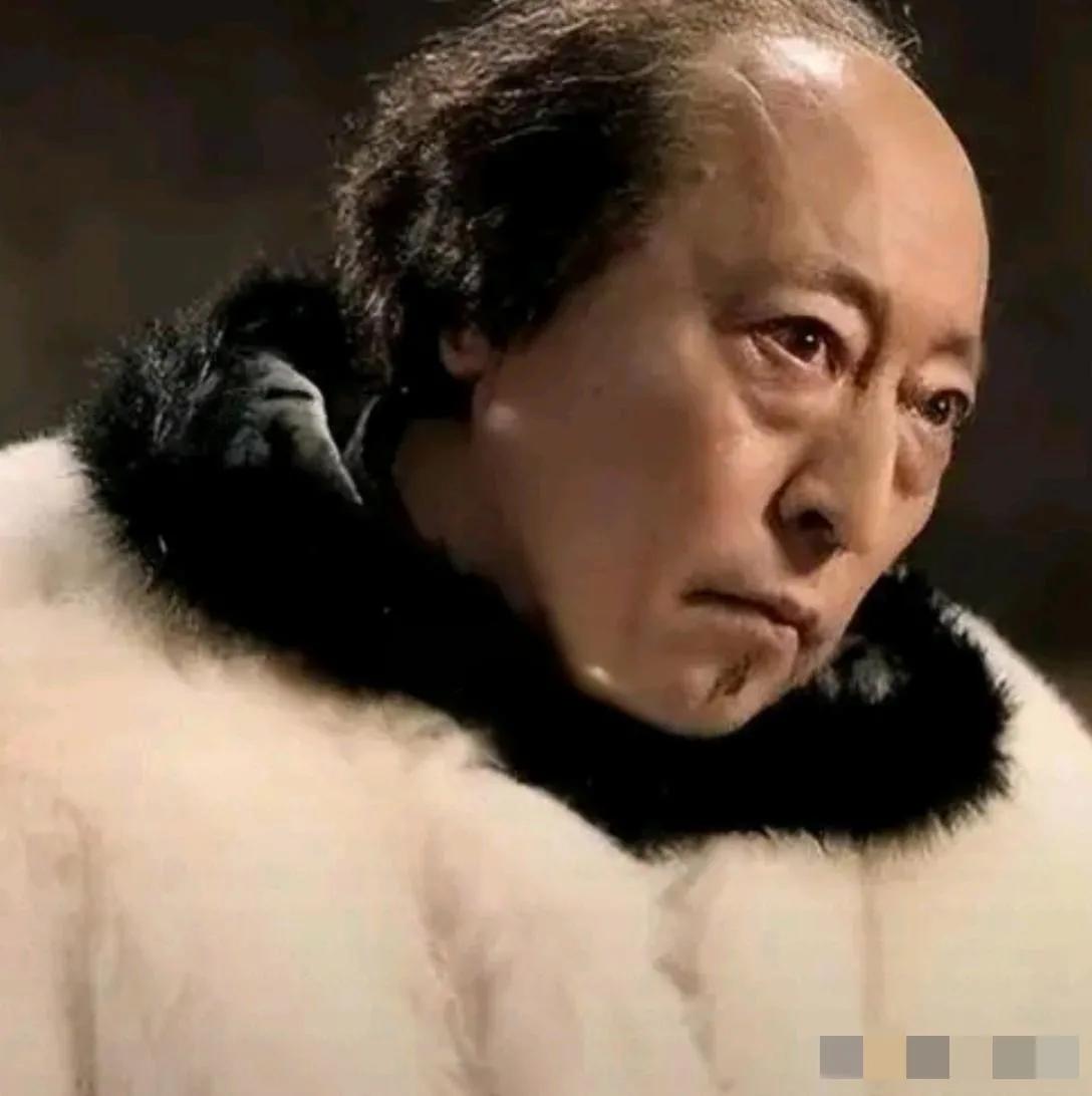 哇哦，画面中的倪大红也肉眼可见的老了：谢顶严重，眼袋下垂，眉膀眼肿，嘴角耷拉，目