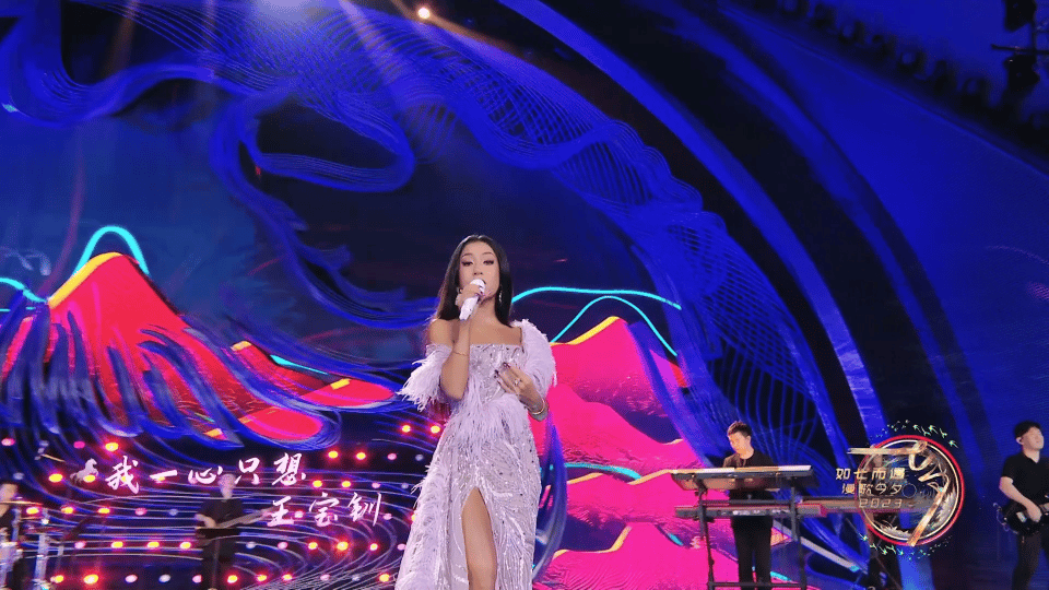 “内裤都快露出来了！”
“快要走光了！”
七夕晚会，吉克隽逸礼服因为开叉太高，引