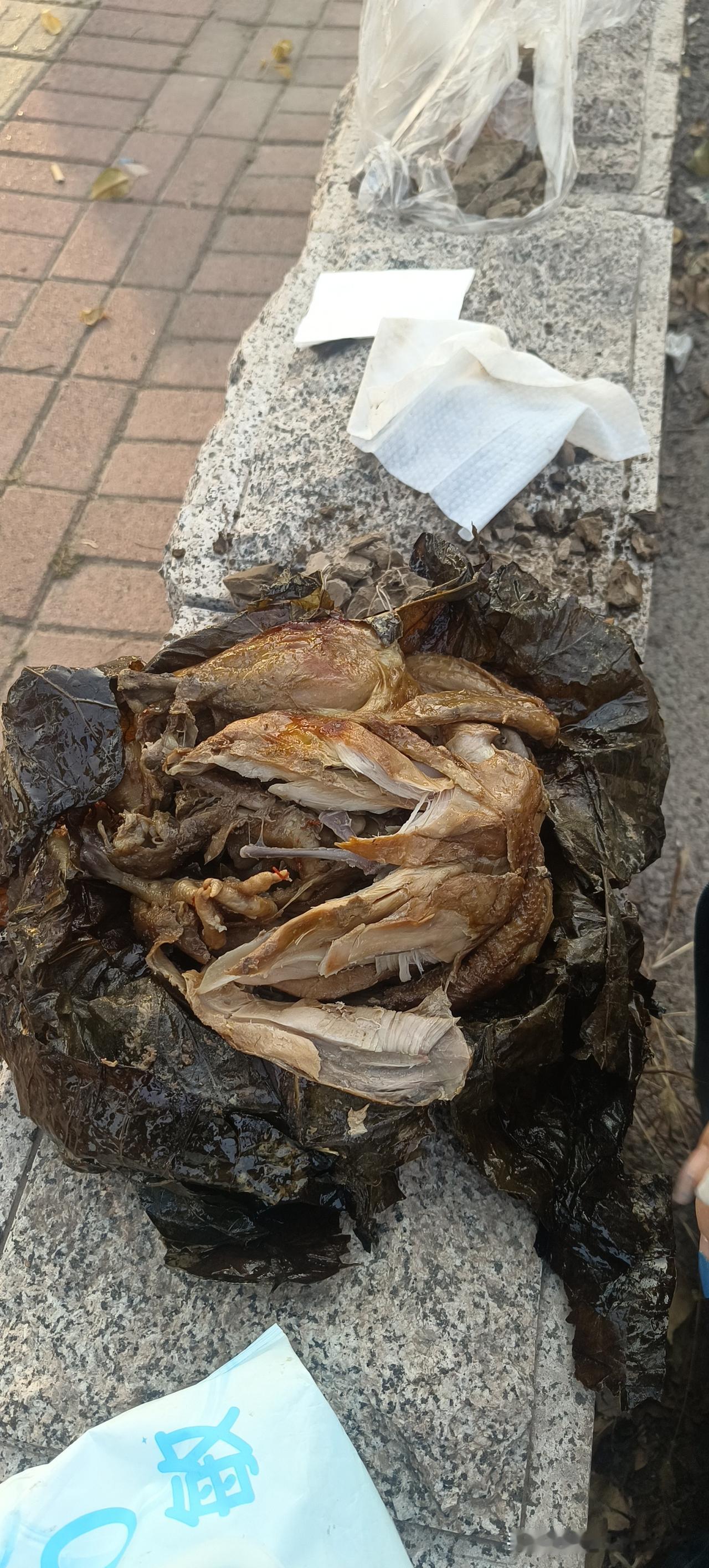 叫花子鸡，只在曾经的射雕英雄传里听说过，从来没有真正的见过，更没有吃过。
今天回