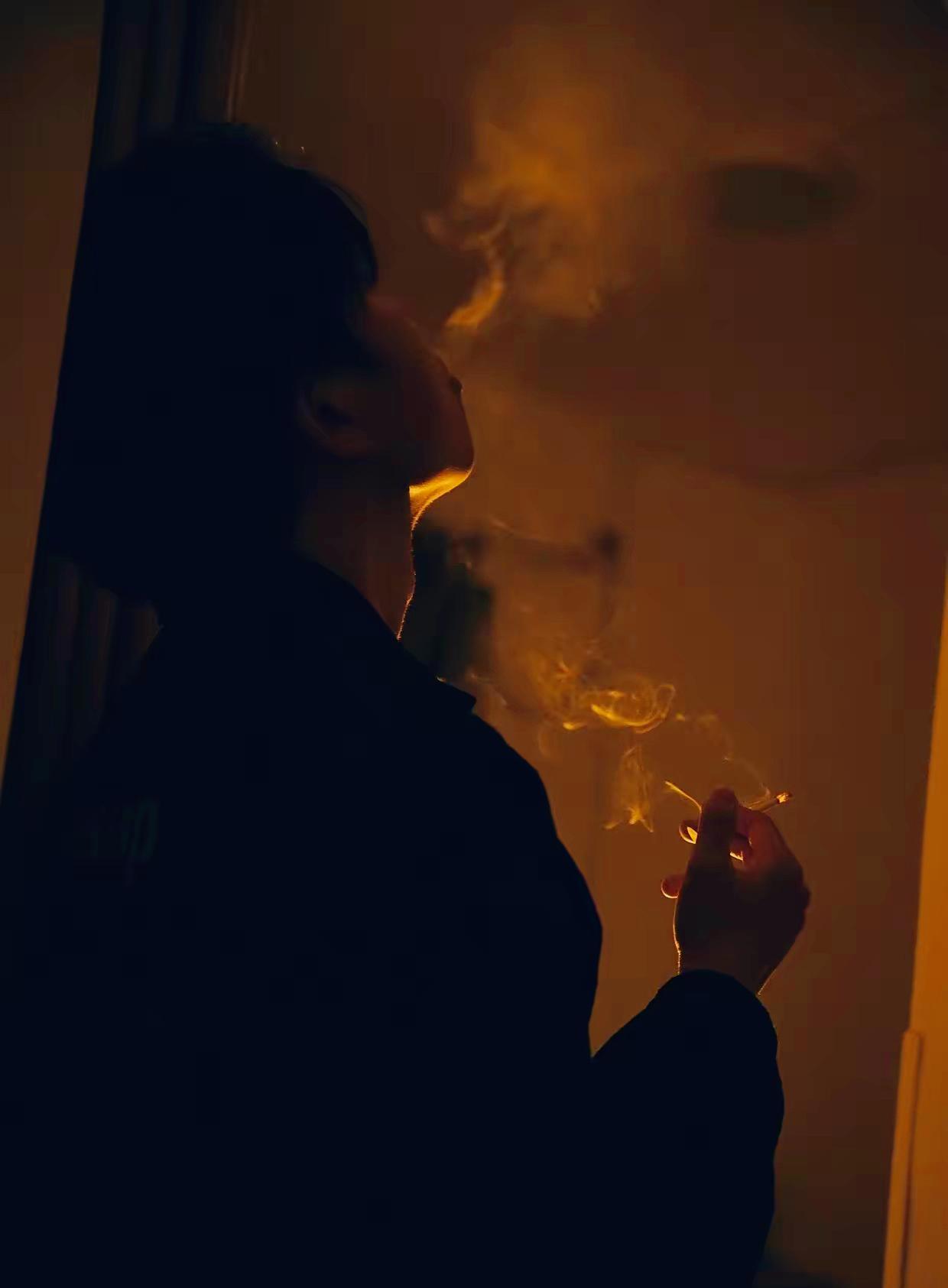 人到中年，婚外情碰不得！拿半生家当脸面赌必输局，太傻太不值

人到中年
还敢搞婚