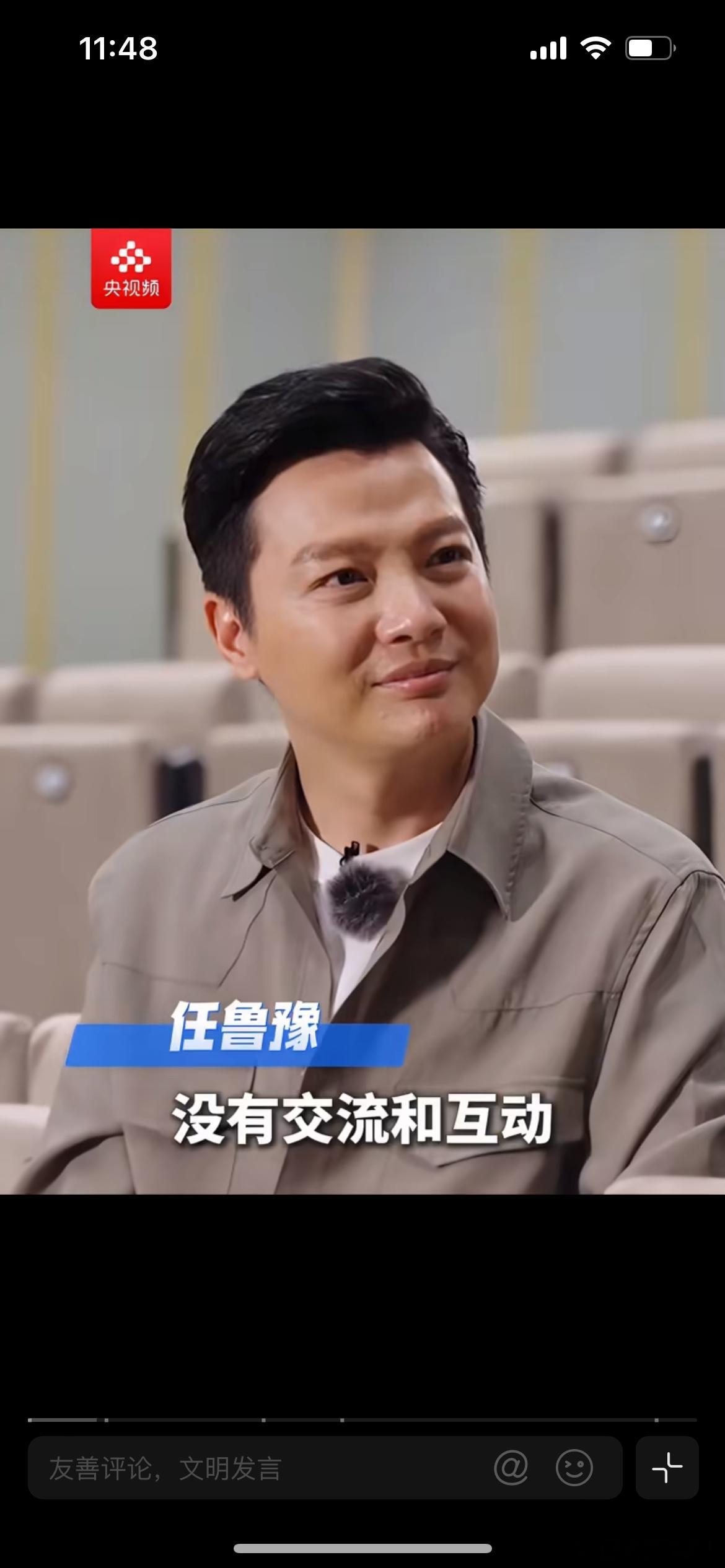 胡歌接女儿放学，网友拍到胡歌现身幼儿园门口接女儿小茉莉放学，路透画面流出。当天胡