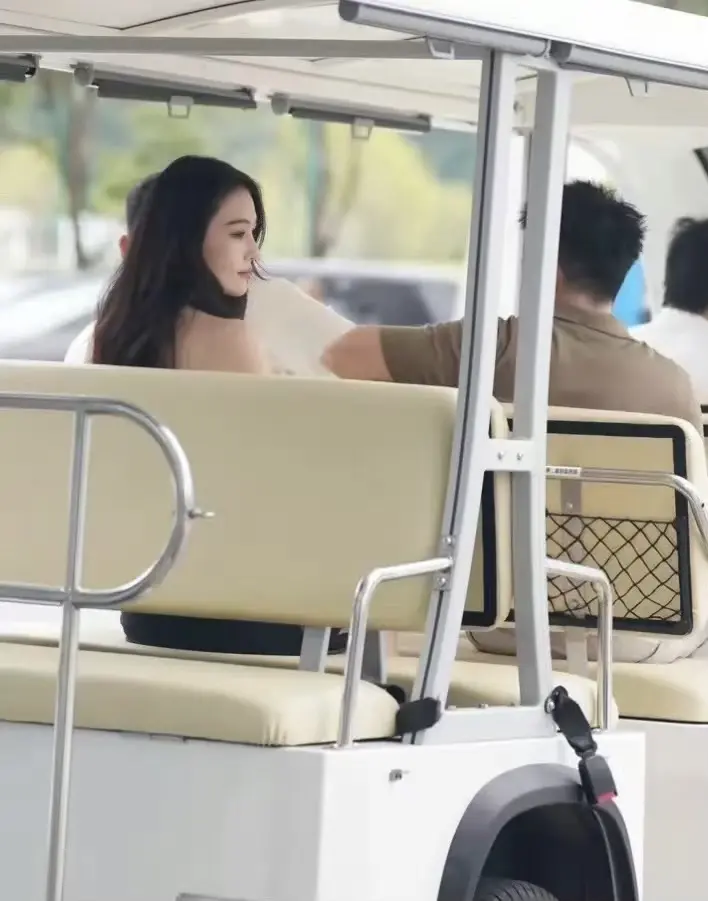 张馨予看老公的眼神好有爱。