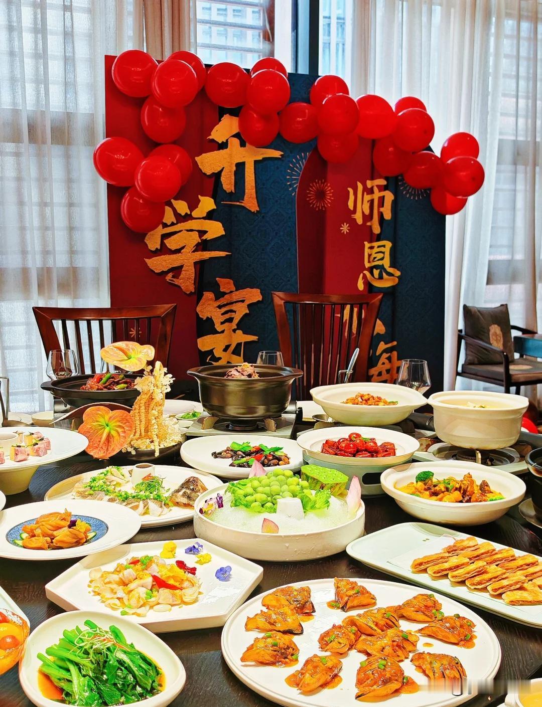 适度简单的家庭小聚，分享喜悦无可厚非。真正要摒弃的是奢靡摆阔、借机敛财的陋习。提