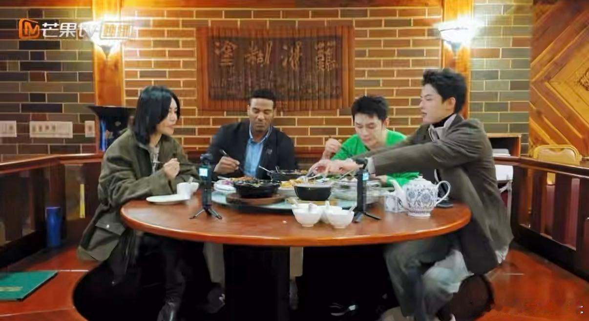 李佳琦秒认出尚雯婕唱的歌合伙人综艺趣味名场面诞生，用餐途中背景音乐响起。李佳琦瞬