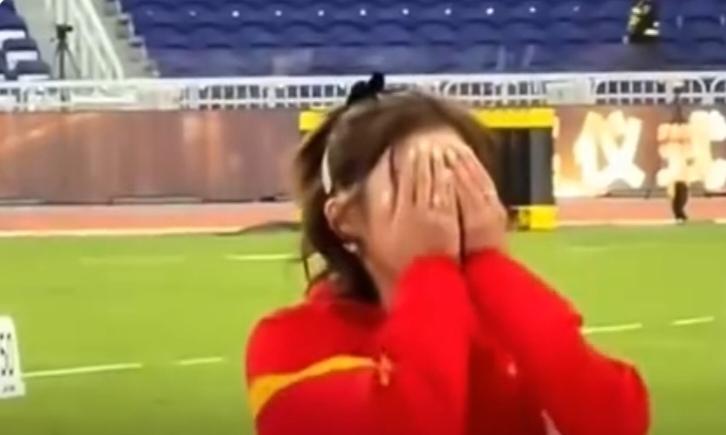 吴艳妮在全运会100米栏决赛中以0.04秒之差输给刘景扬，赛后痛哭。她妈妈霸气护