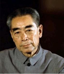1976年1月8日，周恩来逝世。负责为总理穿寿衣的韩宗琦接过卫士们递来的衣服，打