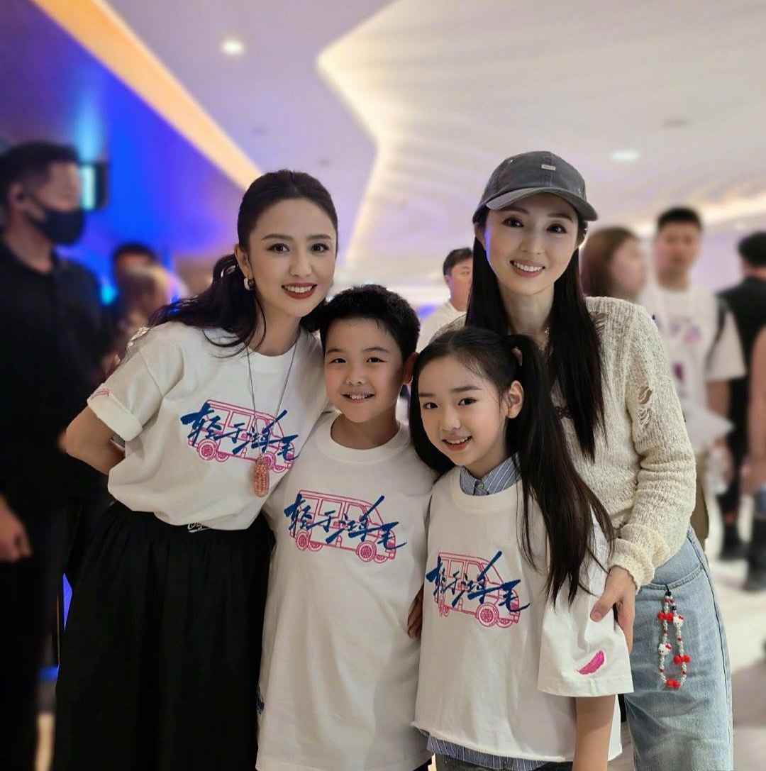 佟丽娅儿子和董璇女儿一起出席活动，两个小孩青梅竹马，看出来关系是真好，作为星二代