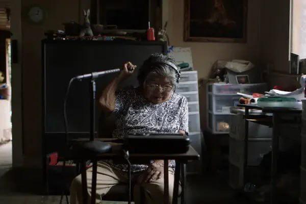 玛丽威尔科克斯意识到自己是世上最后一个能流利说伍克丘姆尼语的人。八十二岁那年她自