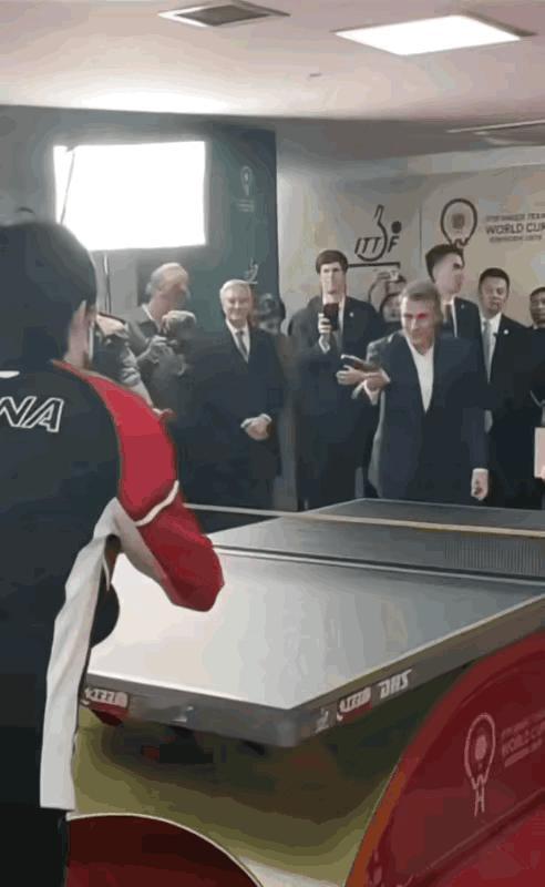 马克龙说：莎莎我要“打败”你！

成都混团世界杯，来了一场梦幻联动，法国总统马克