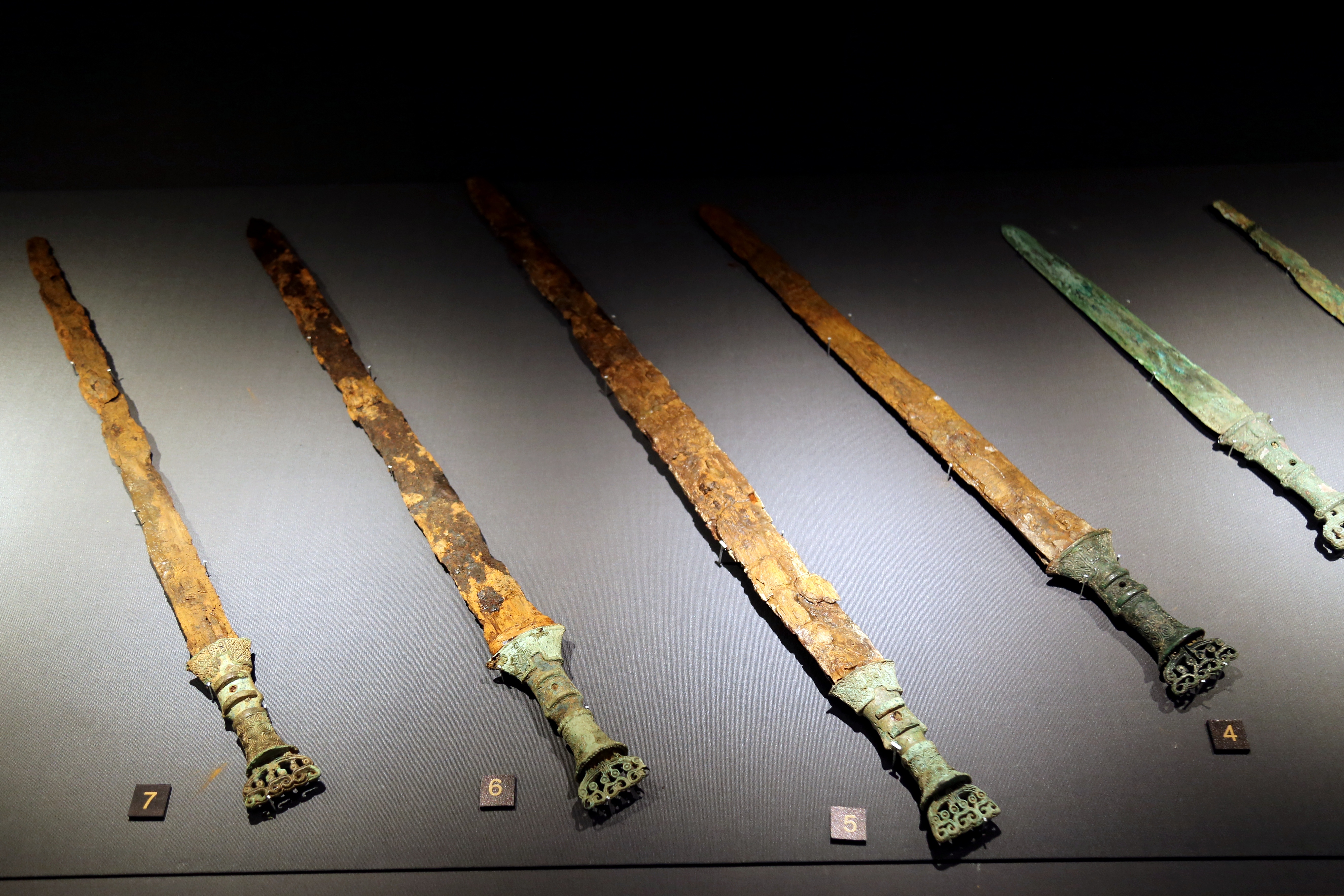 每天一件青铜器 贵州省博物馆收藏的1978年赫章可乐汉墓出土的西汉铜柄铁剑. 剑