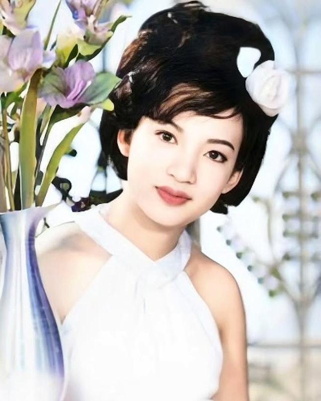 冯素波（波姐）出身演艺世家，是粤语片年代「七公主」的大家姐，今年8月庆祝80岁大