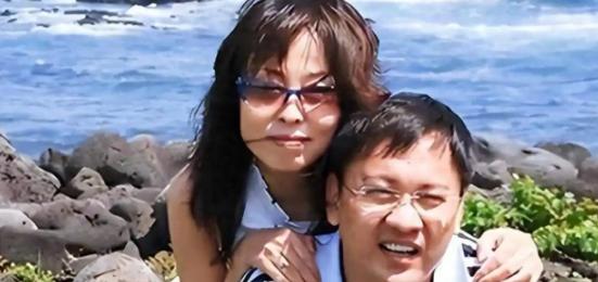 2005年，41岁的河南女富豪李巧林爱上了男下属，没料到，50岁时，她冒着生命危