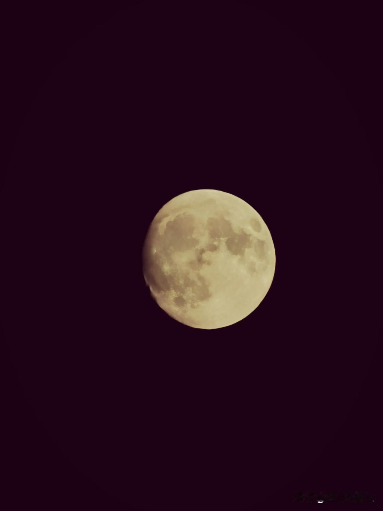 #秋日生活打卡季#今年八月十五中秋节，昨晚北京的月亮🌙又大又圆。

就拍下来，