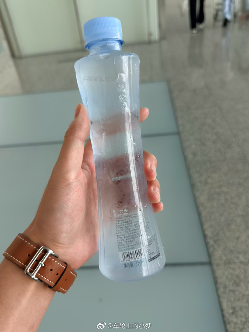 有小蛮腰的城市就是不一样，矿泉水瓶都是小蛮腰的形状 广州·广州白云国际机场