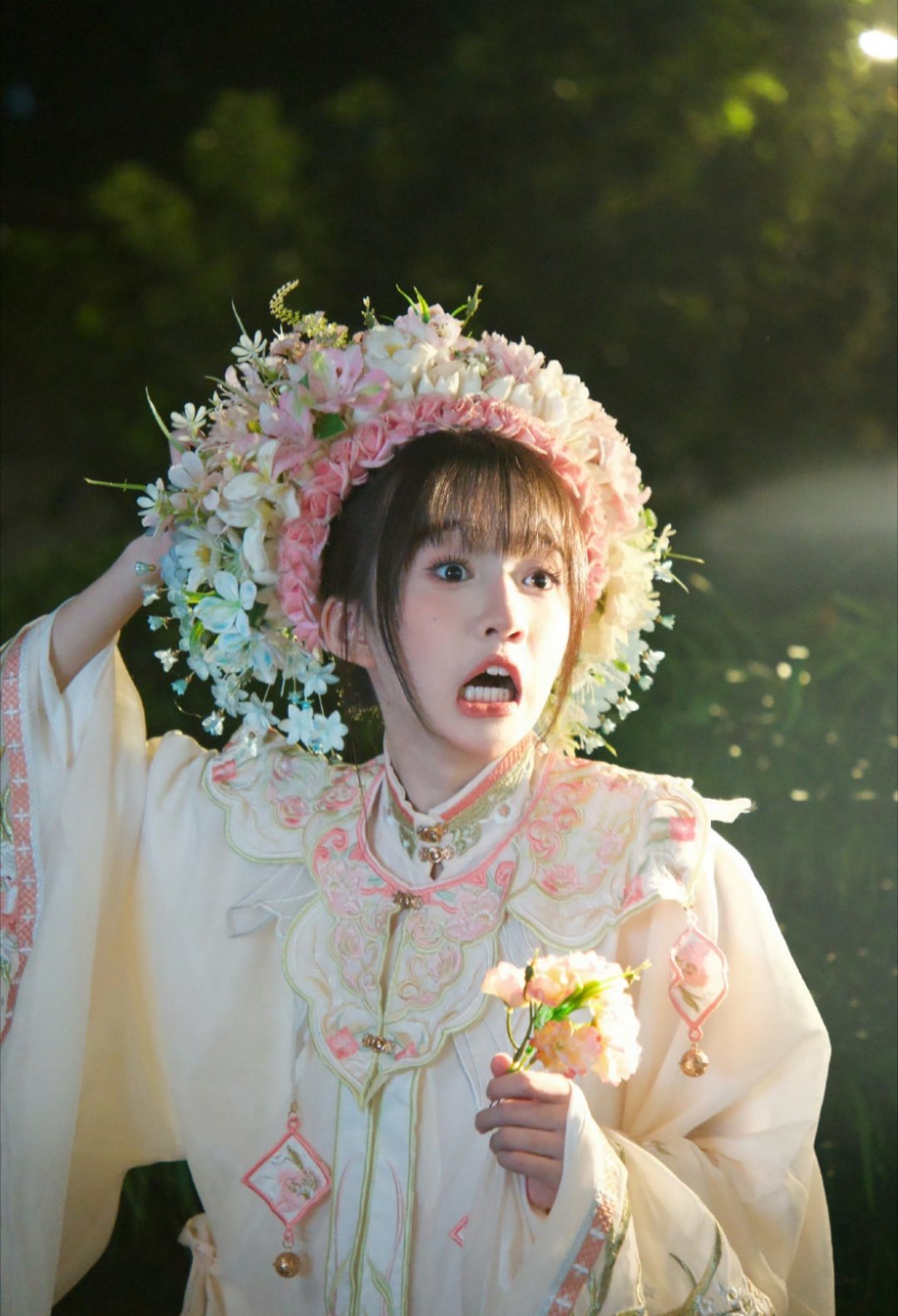 陈芷琰头戴花簇也太灵动、漂亮啦！真可谓是‘今生戴花来世漂亮🤩’啊