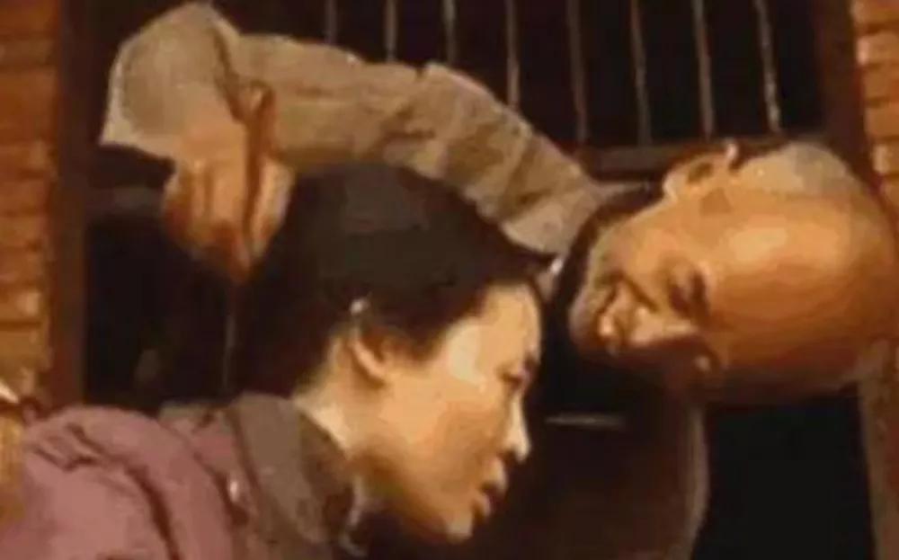 何成慧被关在猪圈里十七年，1995年卖的，只花了120块。那年她还是绵阳科技大学