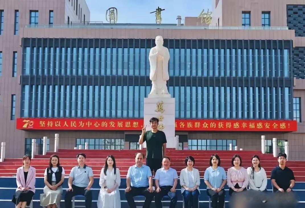 这不是段子，是真的。喀什大学外国语学院，2026届毕业照，只有杜月龙一个学生站在
