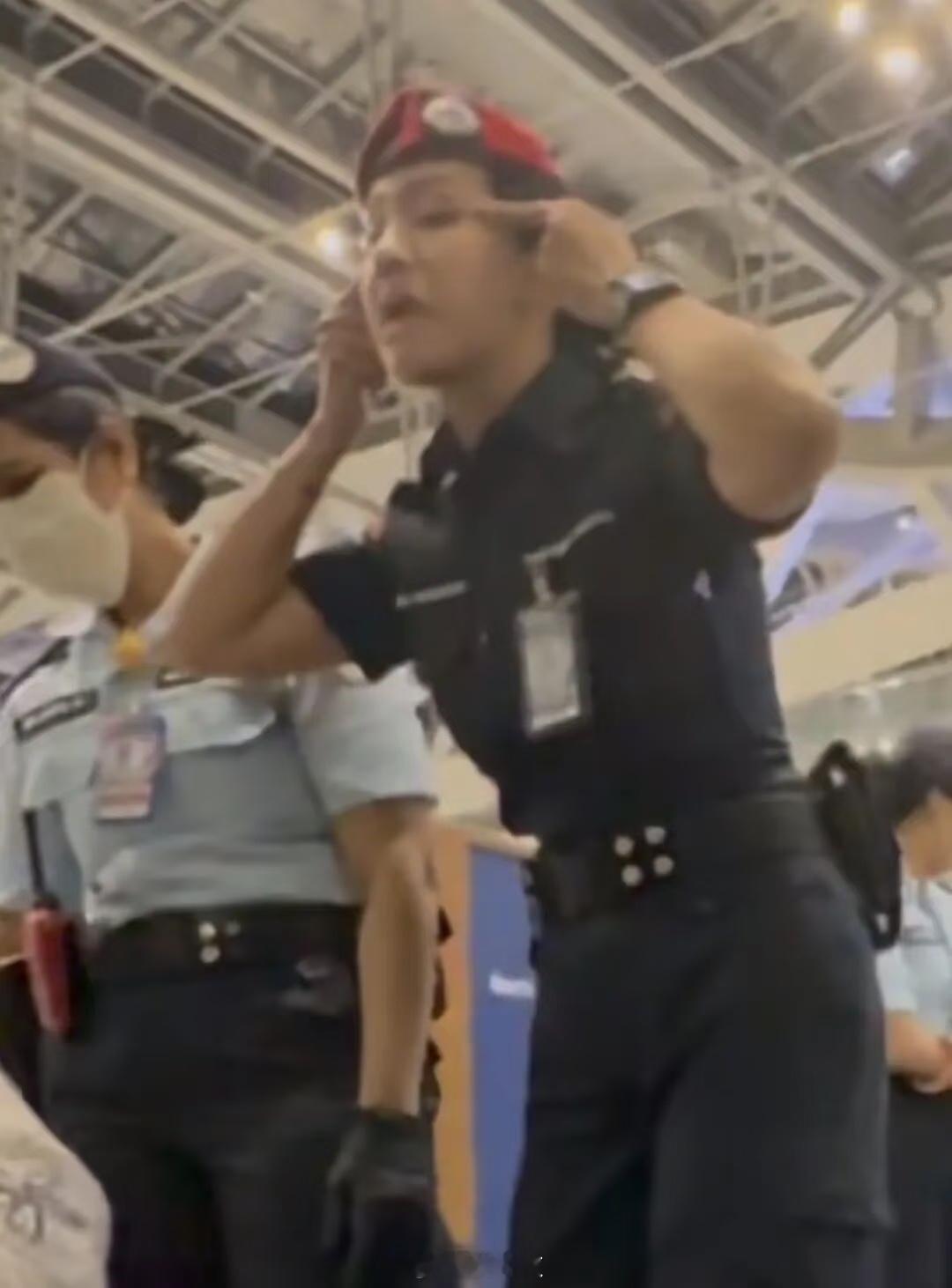 泰航拒绝20多名中国乘客登机拒载咱先放一边，那个安保拉眼角的小动作才是真让人火大