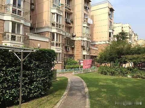 邻居阳台裸居引困扰，该怎么善意提醒？
 
对面楼栋住着一位单身年轻男生，近段时间