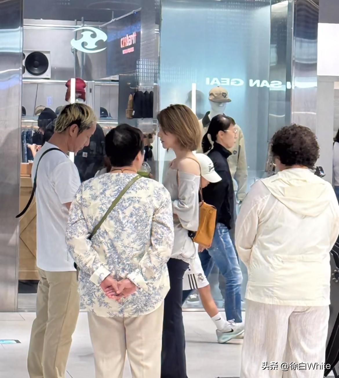 9月14日，赵露思带全家旅游购物被偶遇！
爸爸，妈妈，奶奶，外婆都在，还有助理跟