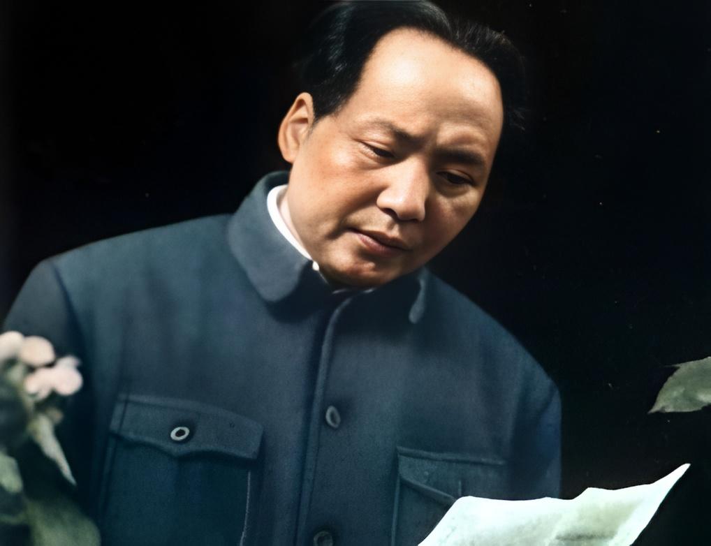 1956年，河北隆化县筹建董存瑞烈士纪念碑时，22万群众联名请求毛主席题词。当地