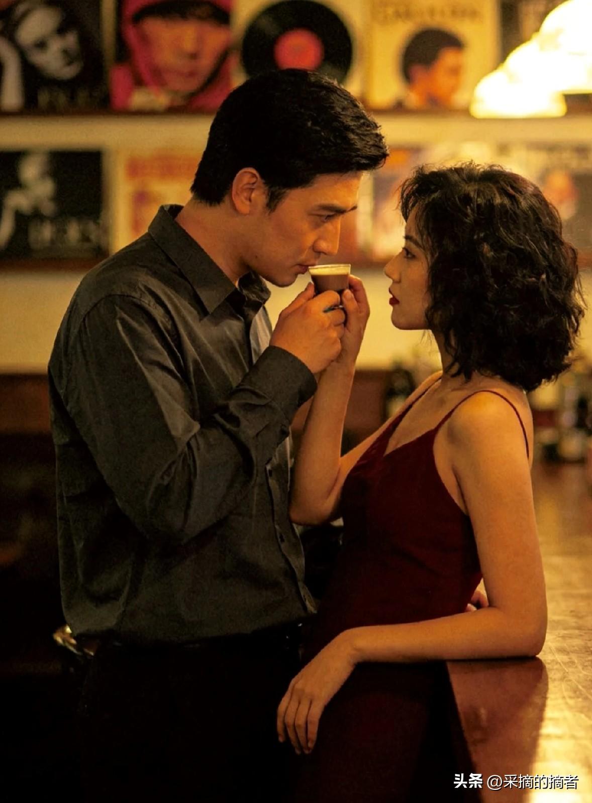 成年人的暧昧，
就是别太认真，
别太主动，吊着点。
 
说话温柔，眼神勾人，
忽