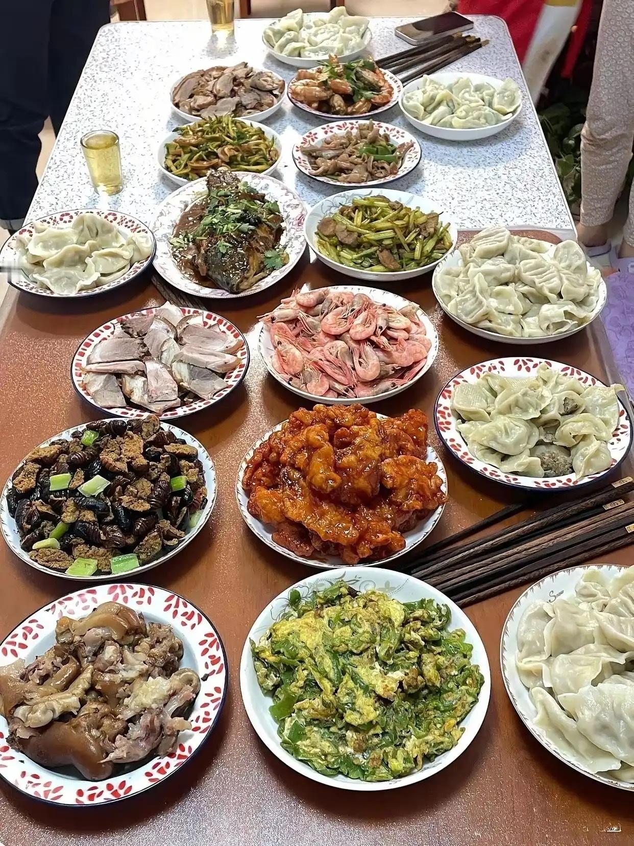 【@头条逗趣小鲁班】这两桌你更喜欢吃哪一桌[笑哭]