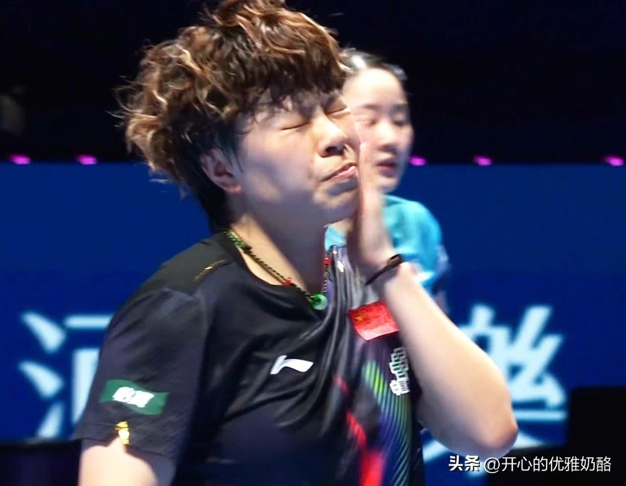 大迪对自己都够狠，丢分直接打自己脸。
迪哥可不是白叫的，丢分直接上手打自己脸。