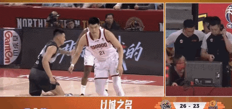 曾繁日这是往哪打呢？
昨晚CBA常规赛吉林队对阵山西队的比赛中，吉林队球员曾繁日