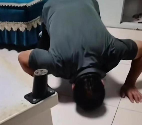 酒劲儿一上来，话赶话，什么离谱的赌约都敢立。一桌人正喝得热闹，有个哥们半开玩笑地